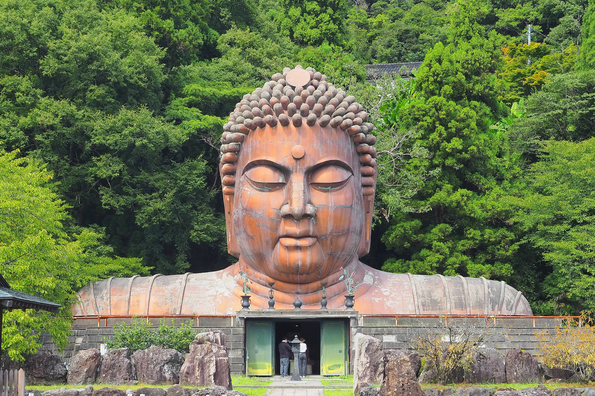 【B級スポット】田園の中のカオスな異世界: 小松市ハニベ巌窟院の探索記