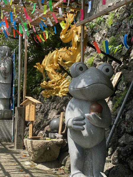 【珍スポット】福岡・かえる寺探訪: 神秘的なカエルの世界を体験しよう