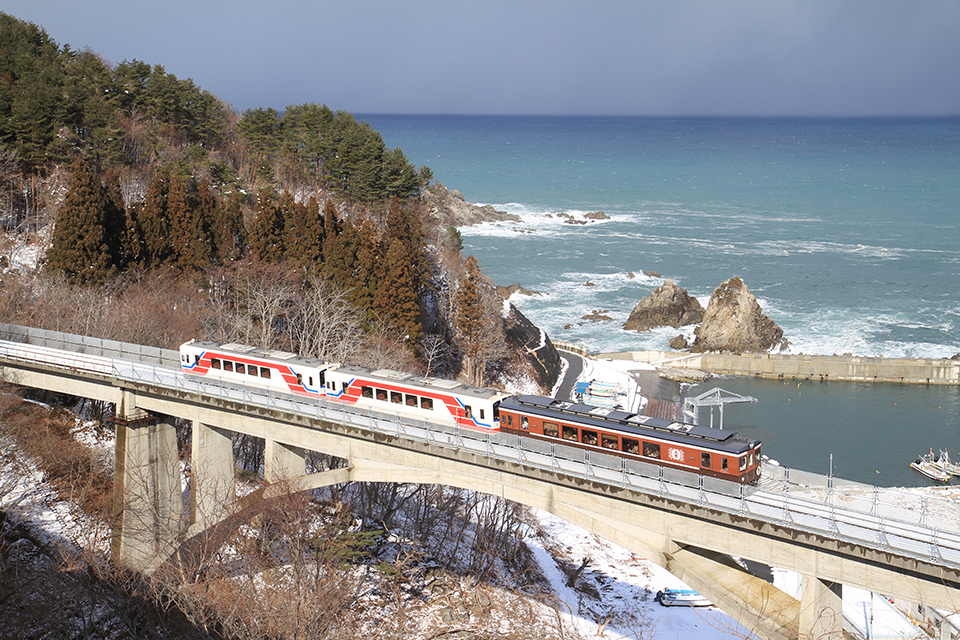 【こたつれ列車】暖かさと風景が楽しめる！三陸鉄道の冬の風物詩