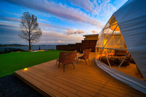 【新感覚グランピング】夕焼けと星空を一望!「住箱-JYUBAKO-」で叶える贅沢なアウトドアライフ