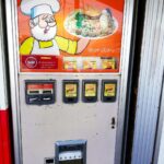 【おもしろスポット豊栄】昭和レトロな自動販売機で定番料理を味わってみる