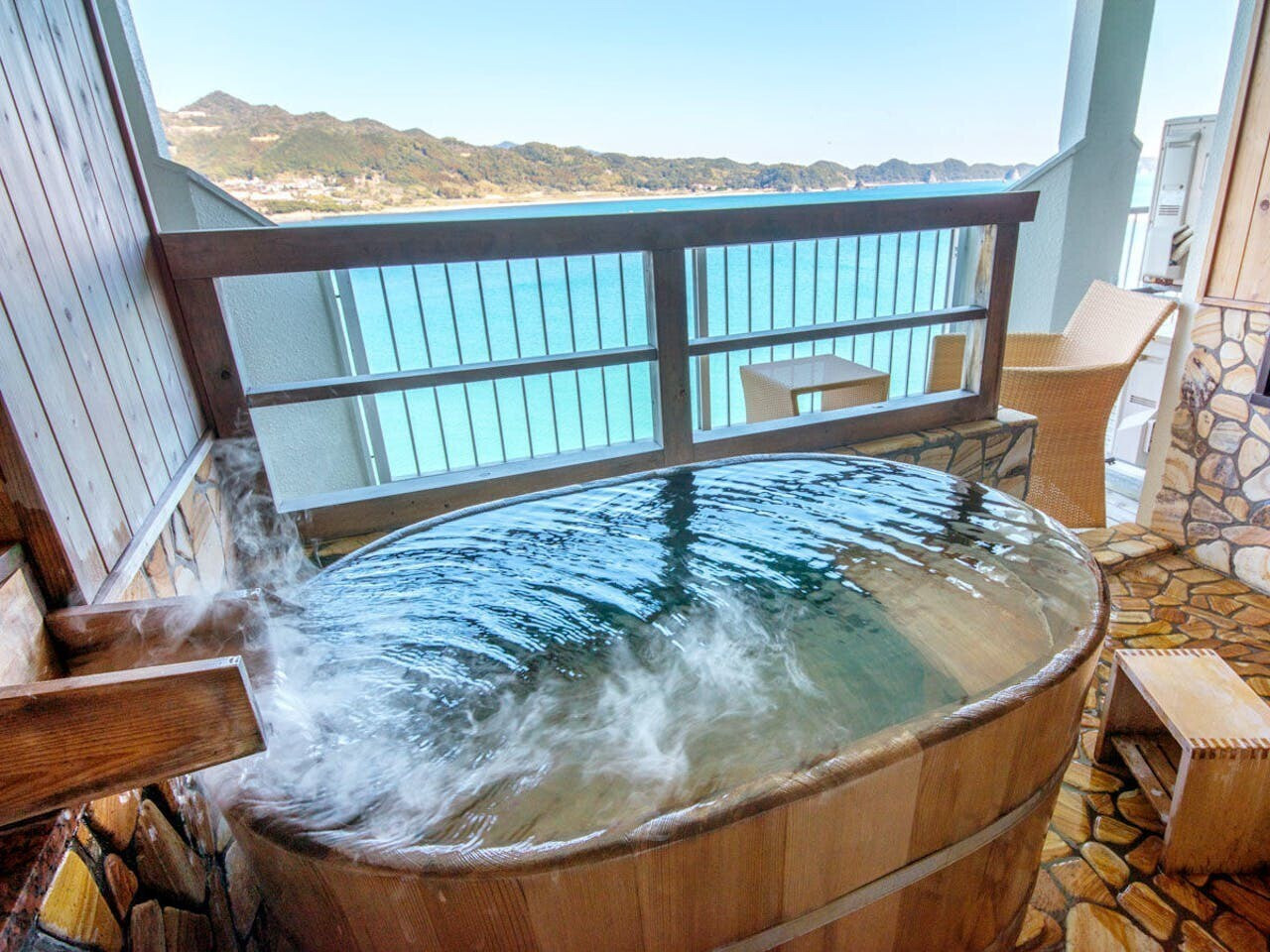 【ひとり旅】最高の過ごし方:温泉と移動手段、友近のひとり旅スタイルを探る