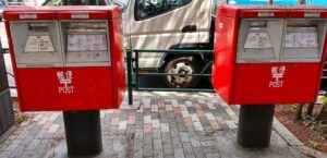【一見ムダ?】都市の隠れた珍スポット:横並び郵便ポストの謎を解き明かす