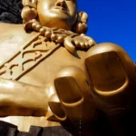 【デカい・・】かなり巨大な黄金神像が栃木県の絶景スポットで今日も頑張ってます