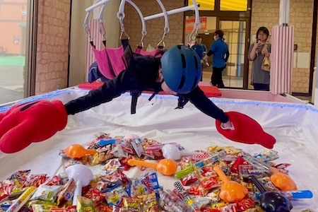 【レア体験】巨大クレーンゲームで得られる至福のお菓子。体験レポート