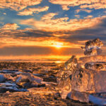 【冬の絶景・風物詩】新潟県の息をのむ美しさ： 雪化粧した山々と渓谷トンネル