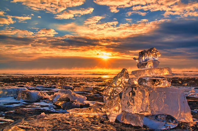 【冬の絶景・風物詩】新潟県の息をのむ美しさ： 雪化粧した山々と渓谷トンネル