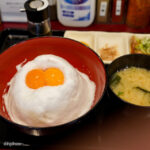 【B級グルメちゃうで】新梅田食堂街：インパクト抜群、極上の朝どれ卵親子丼