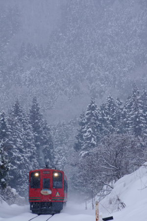 【冬の会津鉄道】窓なしトロッコで体験する会津の極寒！防寒対策も万全に