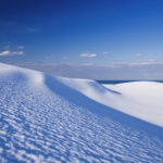 【冬の砂丘】白と青の世界で映し出される雪景色：真冬の鳥取砂丘と大山を楽しむ