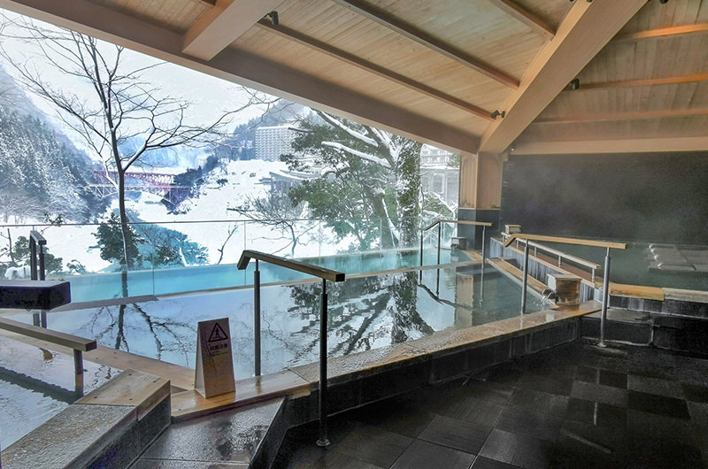 【冬の海の幸】絶景と名湯：雪の黒部宇奈月温泉に滞在しました。