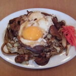 【食べるべきB級グルメ】半熟目玉焼きとホルモンが絶妙：横手やきそばの進化系「まいど」の魅力
