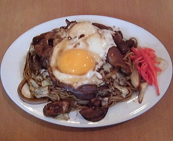 【食べるべきB級グルメ】半熟目玉焼きとホルモンが絶妙：横手やきそばの進化系「まいど」の魅力