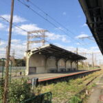 【秘境の駅】道路を挟んだホームの謎：鶴見線と南武線の真実