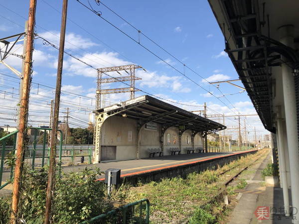 【秘境の駅】道路を挟んだホームの謎：鶴見線と南武線の真実