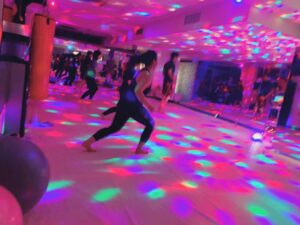 【運動しよう】暗闇ボクシングで爆汗体験！扇風機との最強コラボイベント