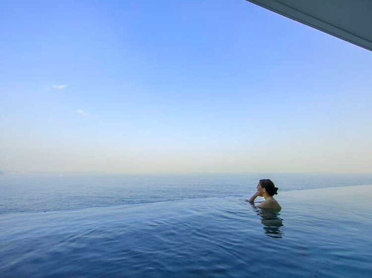 「世界最大のインフィニティ風呂」ジャングリア沖縄が開業！新シンボルの魅力とは？