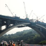 【ドライブで寄り道】新東名の巨大アーチ橋、完成間近！その驚きのスケールと秘境感とは？