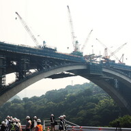 【ドライブで寄り道】新東名の巨大アーチ橋、完成間近！その驚きのスケールと秘境感とは？