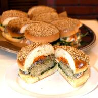 【勝浦ブルーバーガー】地元の魚で絶品グルメ誕生！