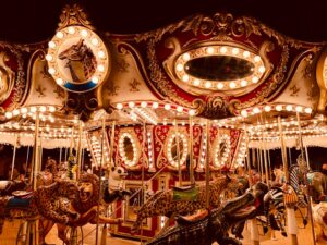 【意外な魅力!】栃木の遊園地で大人がハマるメリーゴーランド体験