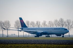 【知らないと損!】飛行機の遅延で最大11万円補償される制度とは