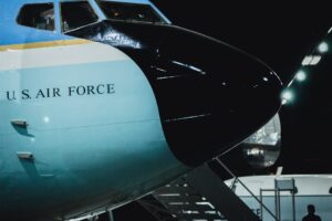 【豪華な空の移動】米国大統領専用機の最新鋭ブリッジ型機が公開