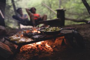 【焼くだけ！】キャンプ飯の定番・焼き料理25選で食卓を彩る