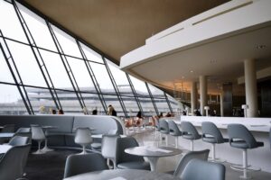 【朗報!】羽田空港の新しい便利スポット、24時間営業の土産店がオープン