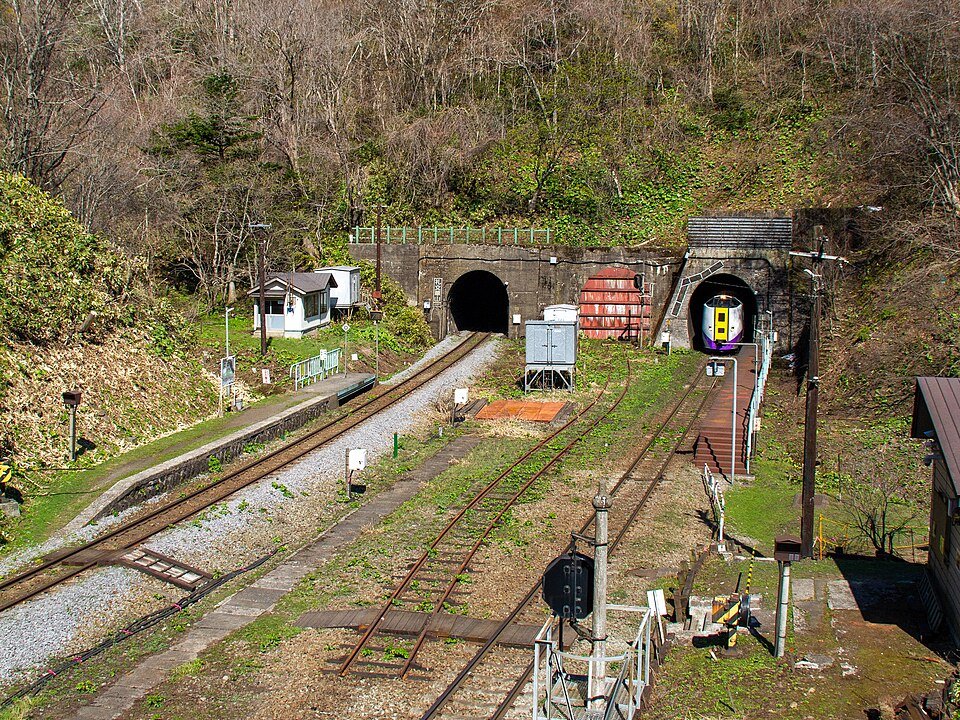 北海道湿原地帯を走る普通列車の景色