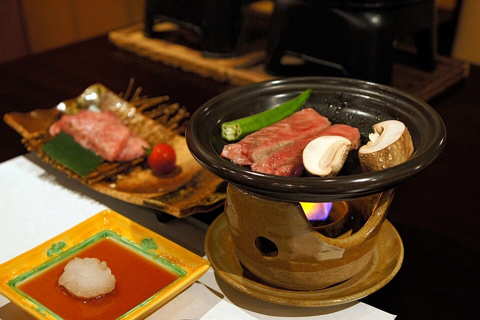 毛ガニと地酒を並べた夜食の風景