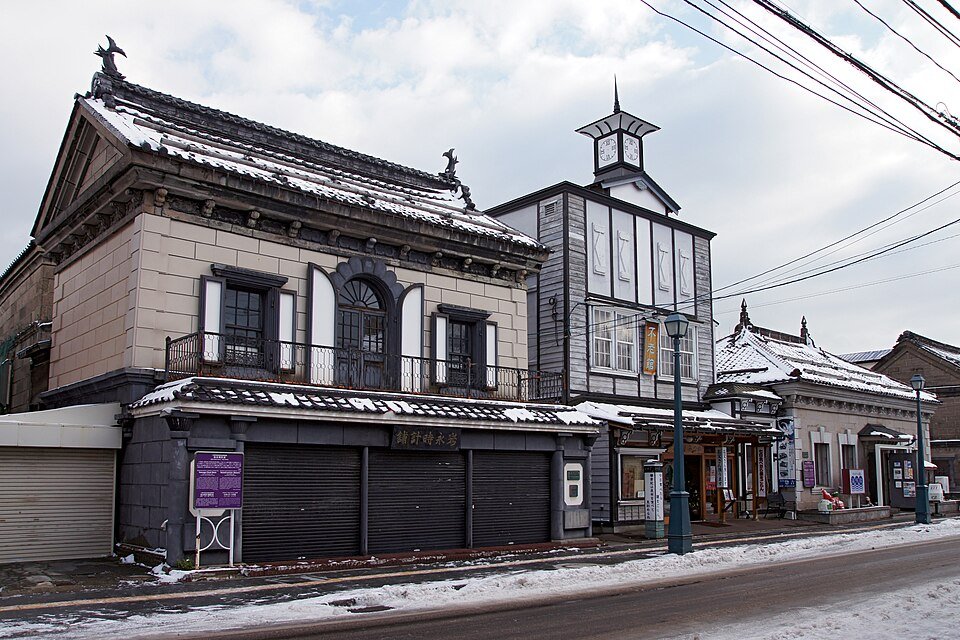 小樽堺町通りの重厚な石造りの建物と歴史的な街並み