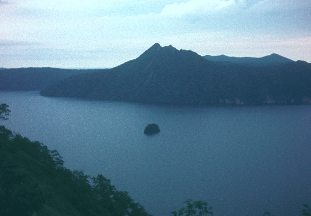 硫黄山の荒涼とした山肌から立ちのぼる白い噴気