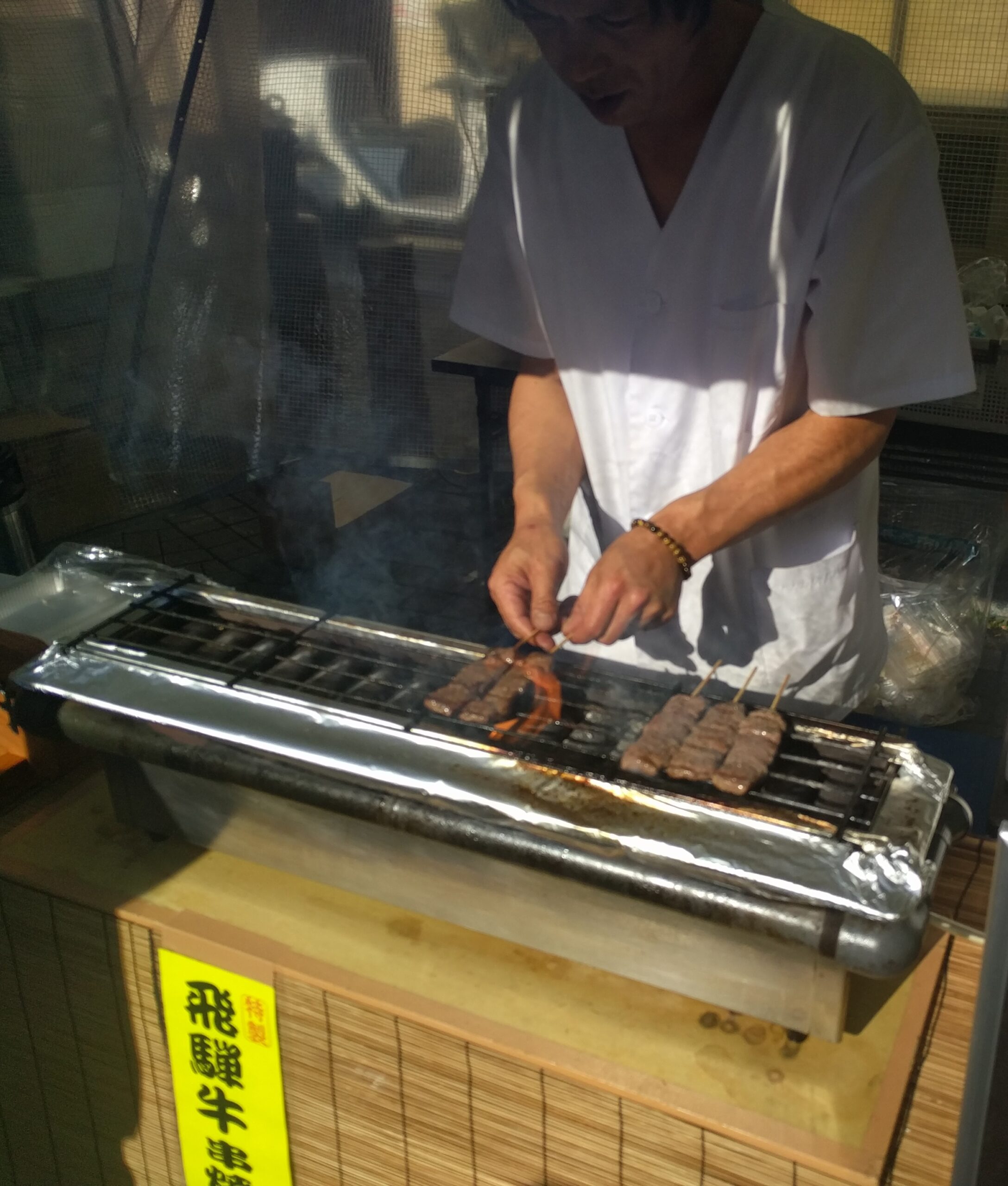 温泉街の古い旅館と土産屋が並ぶ通り