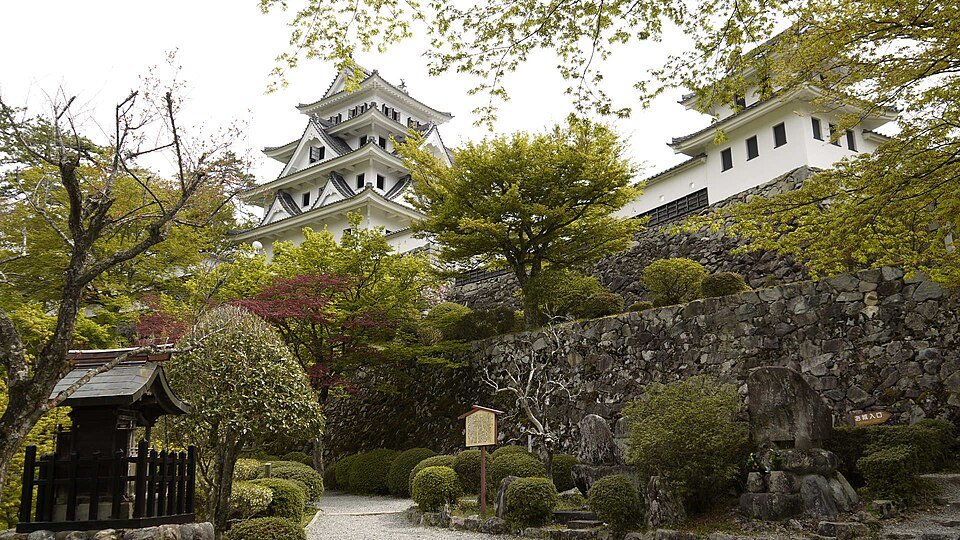 郡上八幡の水路が流れる城下町、やなか水のこみちの風景