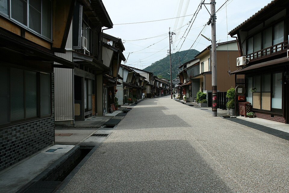 郡上八幡の古い町屋と白壁の街並み