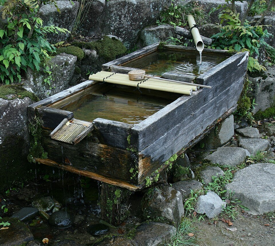 下呂温泉の噴泉池と湯気の風景