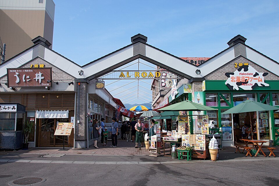 函館朝市の新鮮なイカと昆布が並ぶ店舗