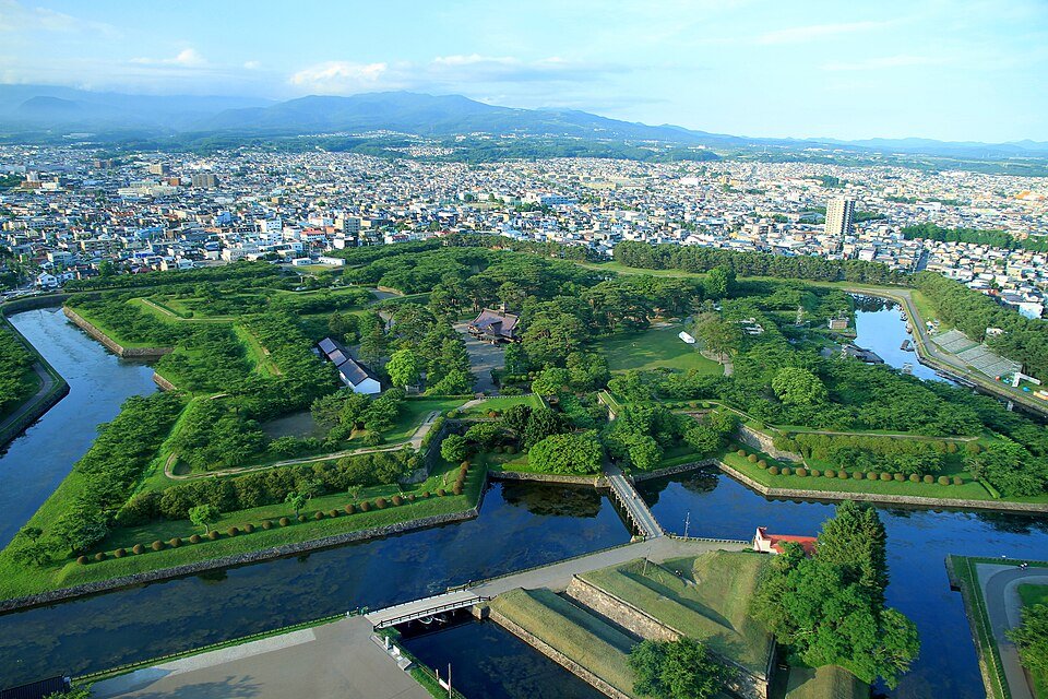 割烹旅館若松の会席料理、毛ガニとキンキが並ぶ懐石