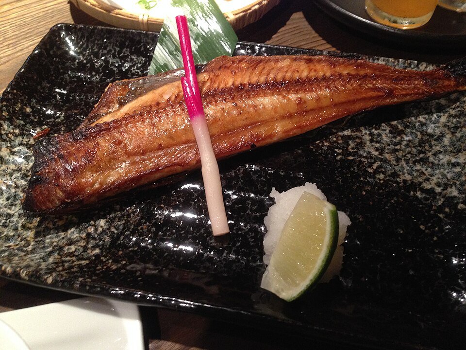 居酒屋の活イカ炙り焼き、新鮮な身が透明感を放つ