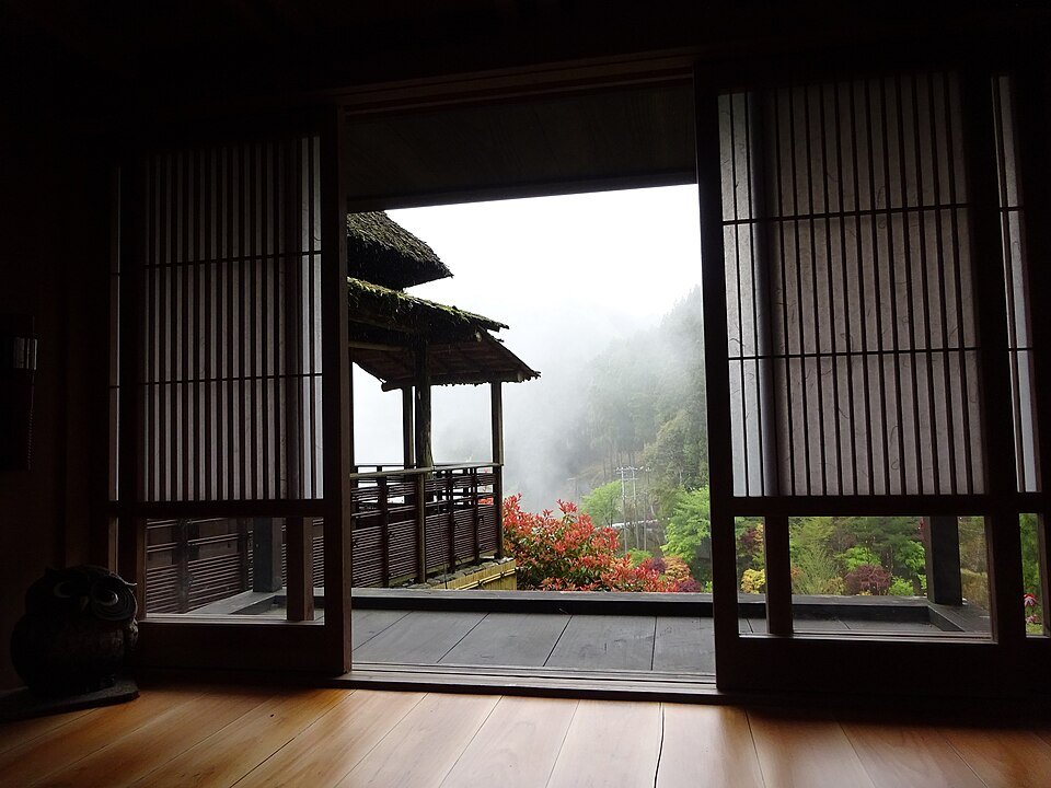 朝風呂に差し込む薄い日差しと湯気