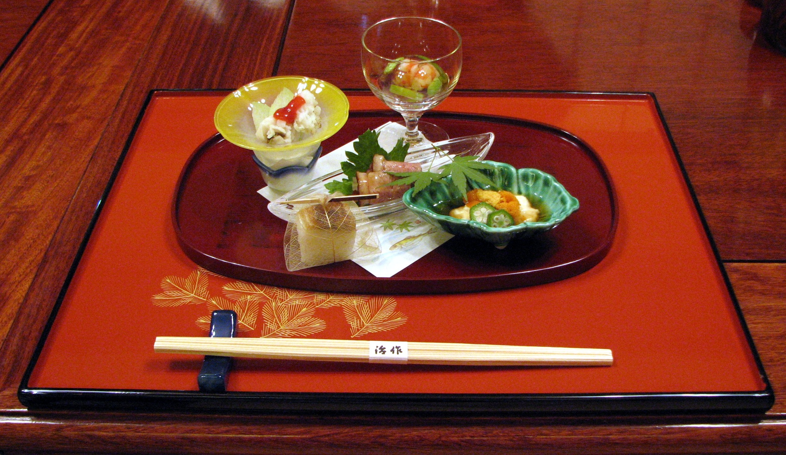 懐石料理のコース構成と食前酒のグラス
