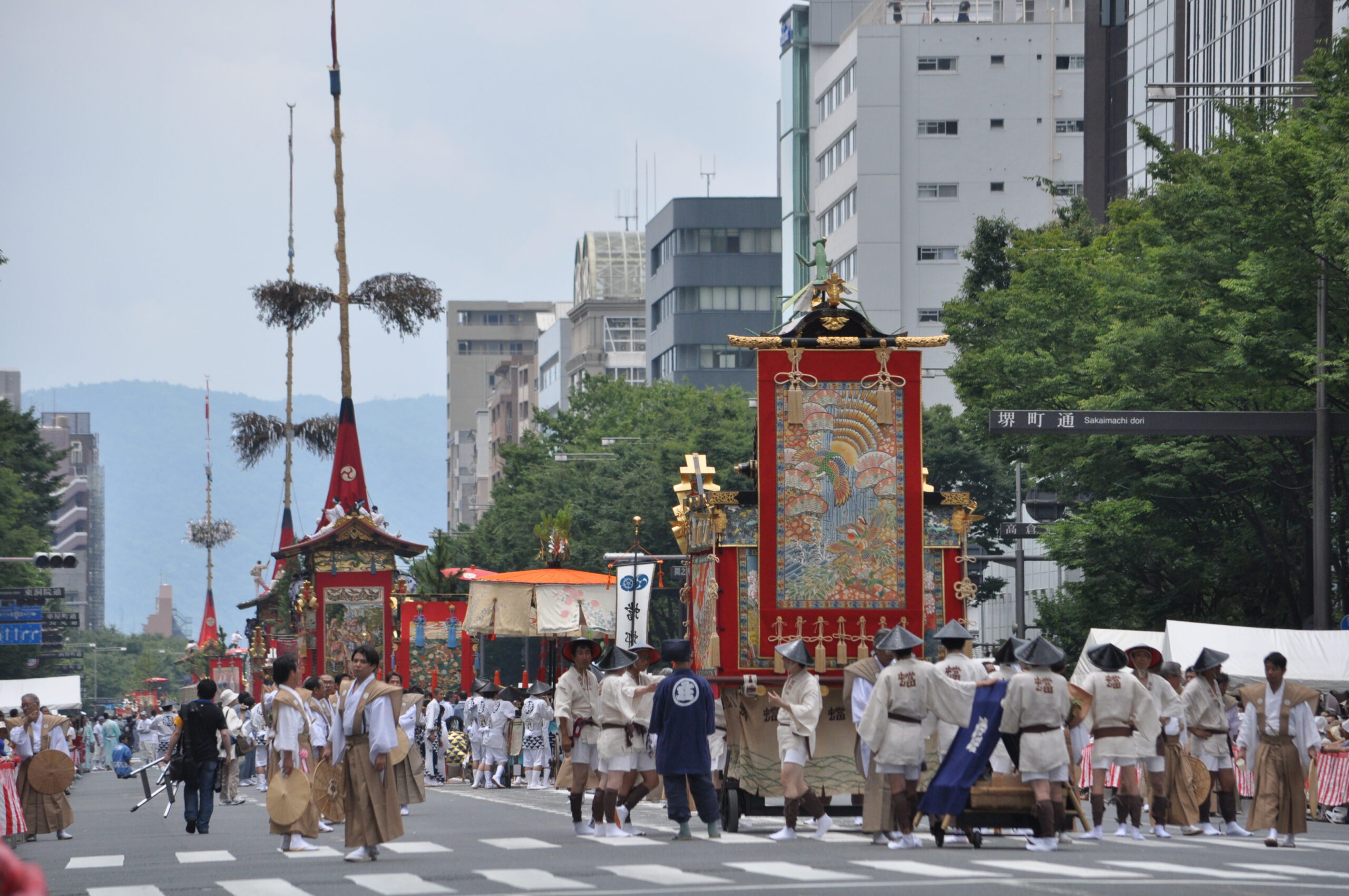 祇園祭の山鉾行列の様子