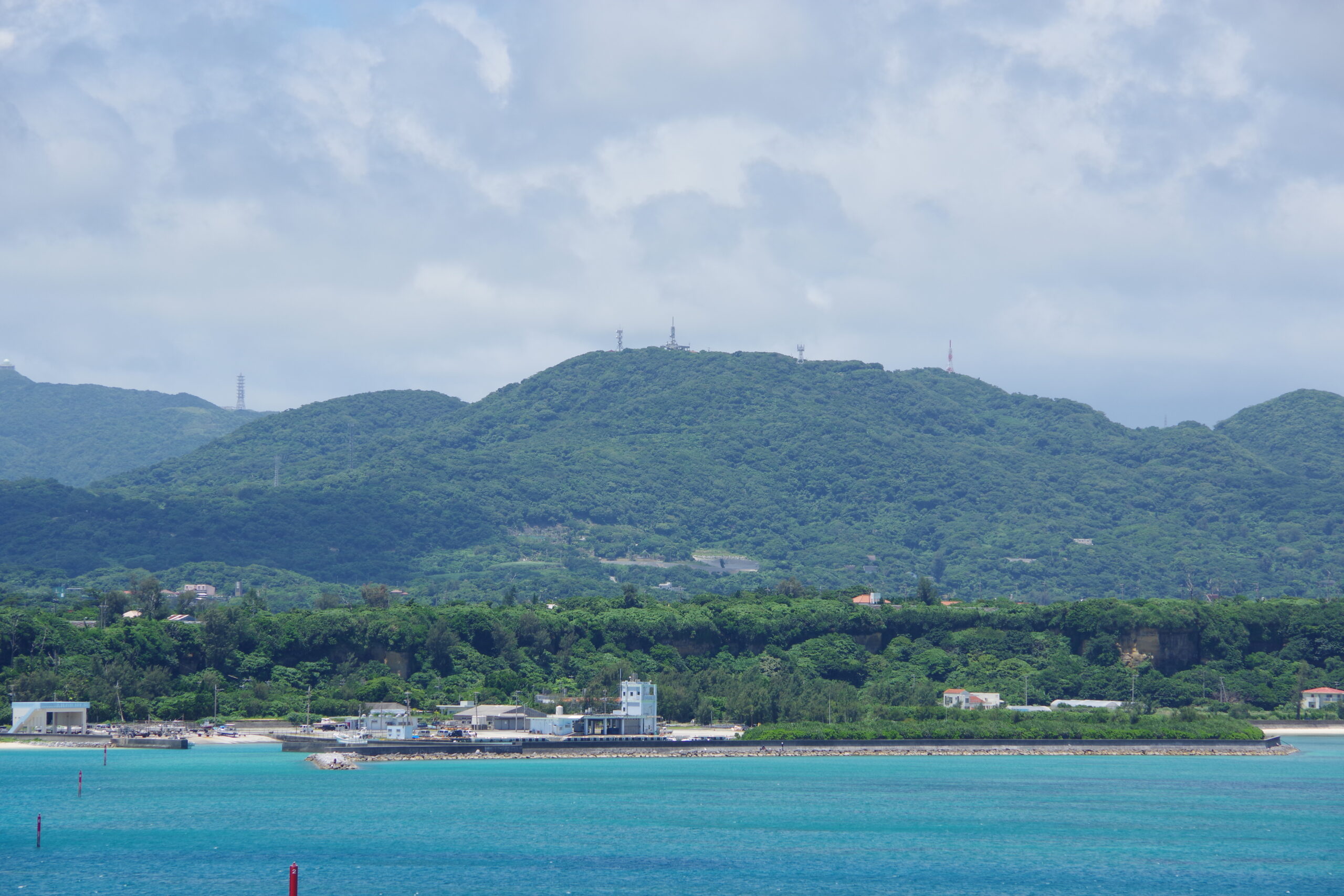 古宇利島の朱色の橋と青い海