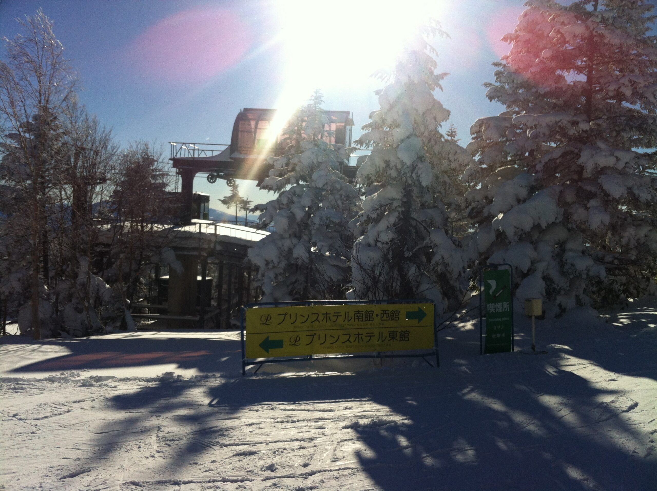 温泉宿の露天風呂から見える雪景色