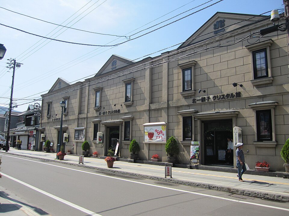 北一硝子のクリスタル館に展示される様々なガラス作品