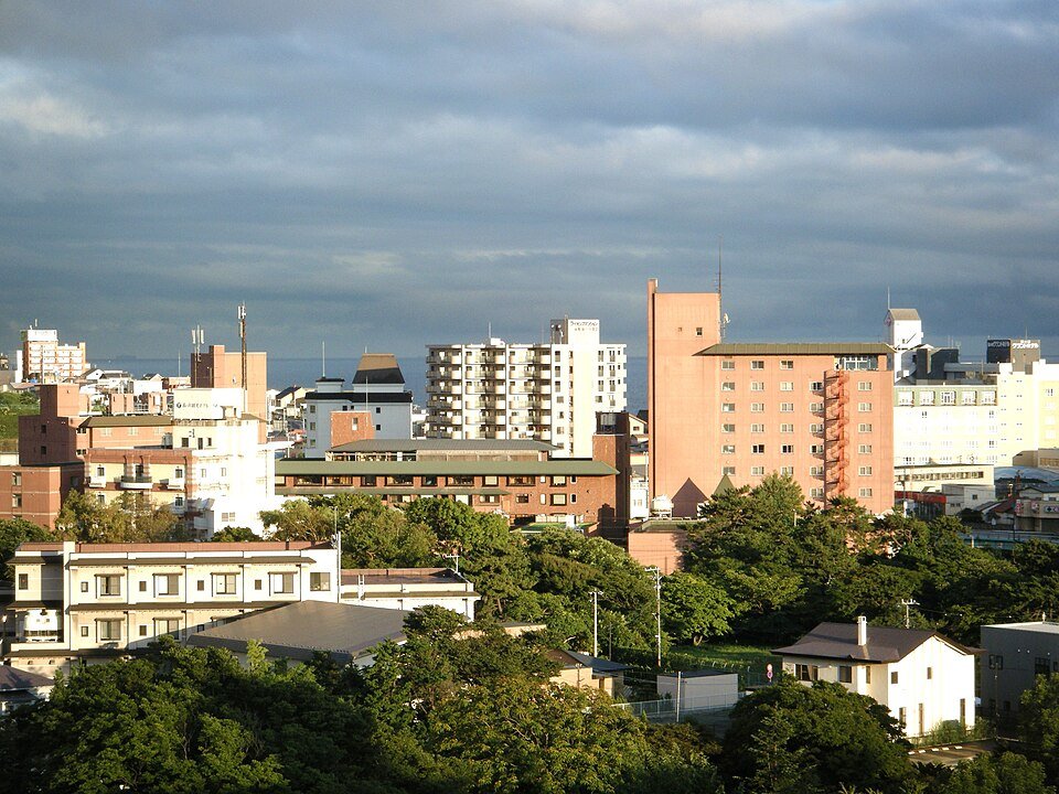 朝日に照らされた割烹旅館若松の庭園の苔と石