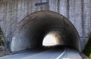 【あれ、違う…！】熱海の激エモ「鉄道めがねトンネル」で地図の謎を解く