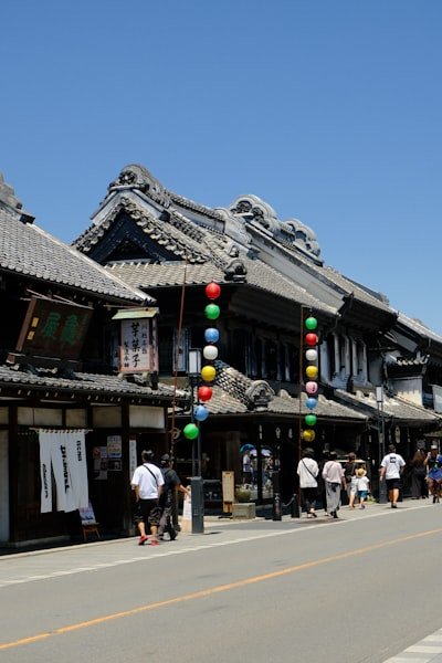 宿の部屋からの眺望、川と緑が見える景色