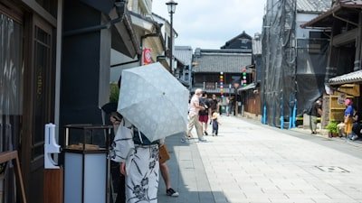 温泉の湯けむり、白く立ち昇る湯気